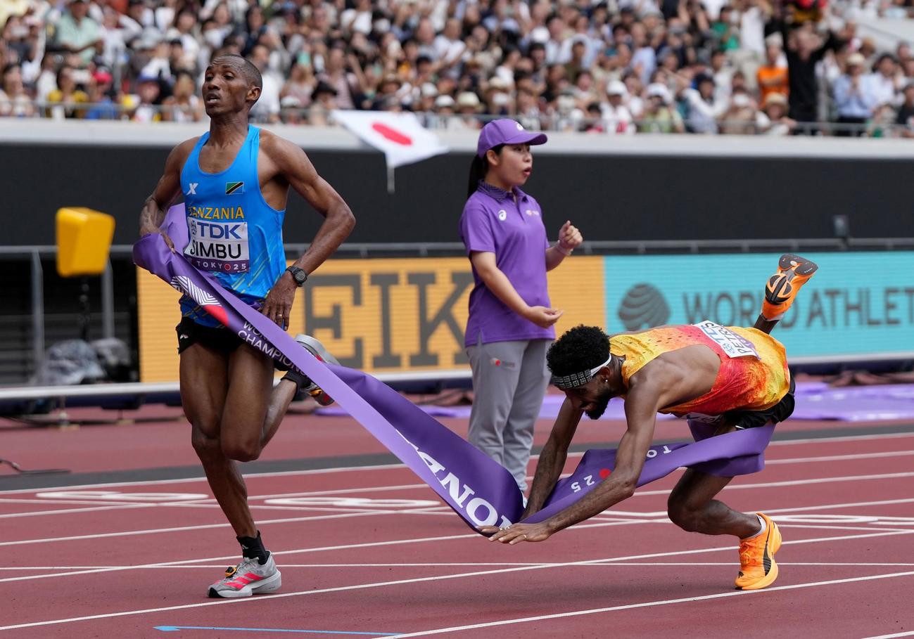 42.195キロを走り、同時にゴールするタンザニアのアルフォンス・シンブ（左＝1位）とドイツのアマナル・ペトロス（2位）（ロイター）