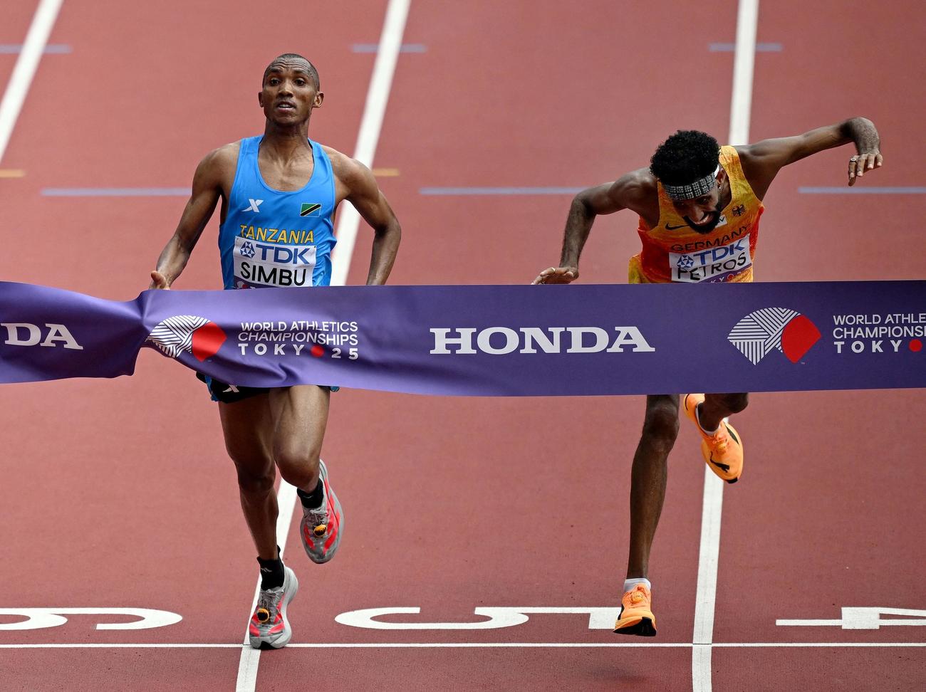 42.195キロを走り、同時にゴールするタンザニアのアルフォンス・シンブ（左＝1位）とドイツのアマナル・ペトロス（2位）（ロイター）