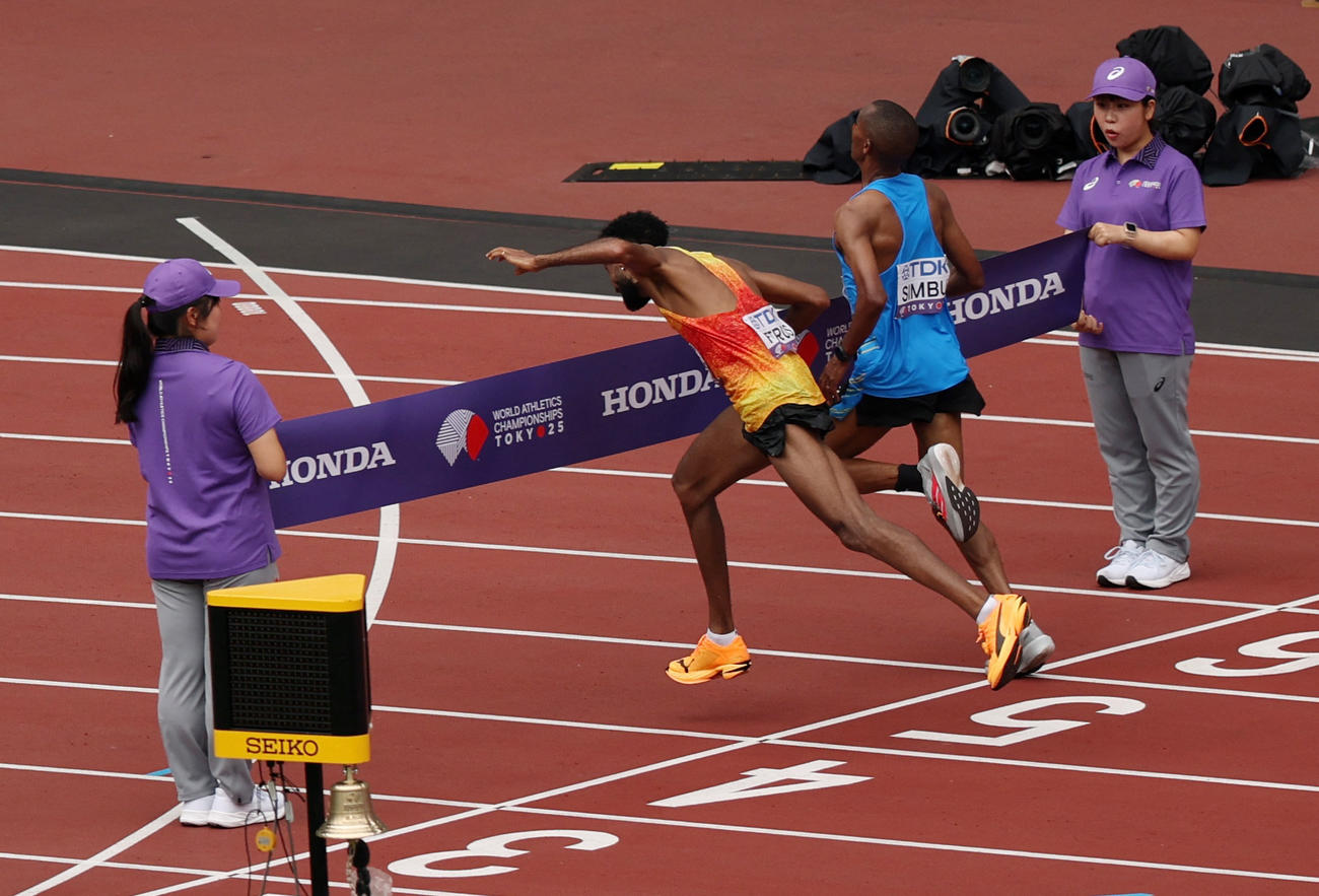 42.195キロを走り、同時にゴールするタンザニアのアルフォンス・シンブ（右＝1位）とドイツのアマナル・ペトロス（手前＝2位）（ロイター）