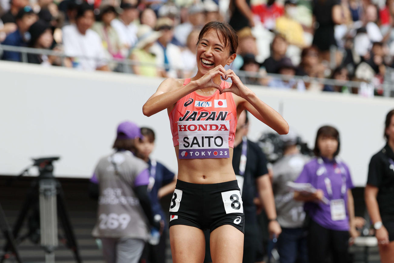 女子3000メートル障害予選　日本新を記録し笑顔でハートを作る斎藤（撮影・宮地輝）