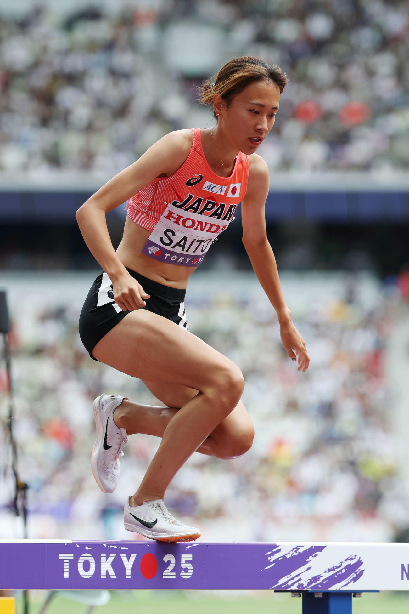 女子3000メートル障害予選　障害を越える斎藤（撮影・宮地輝）