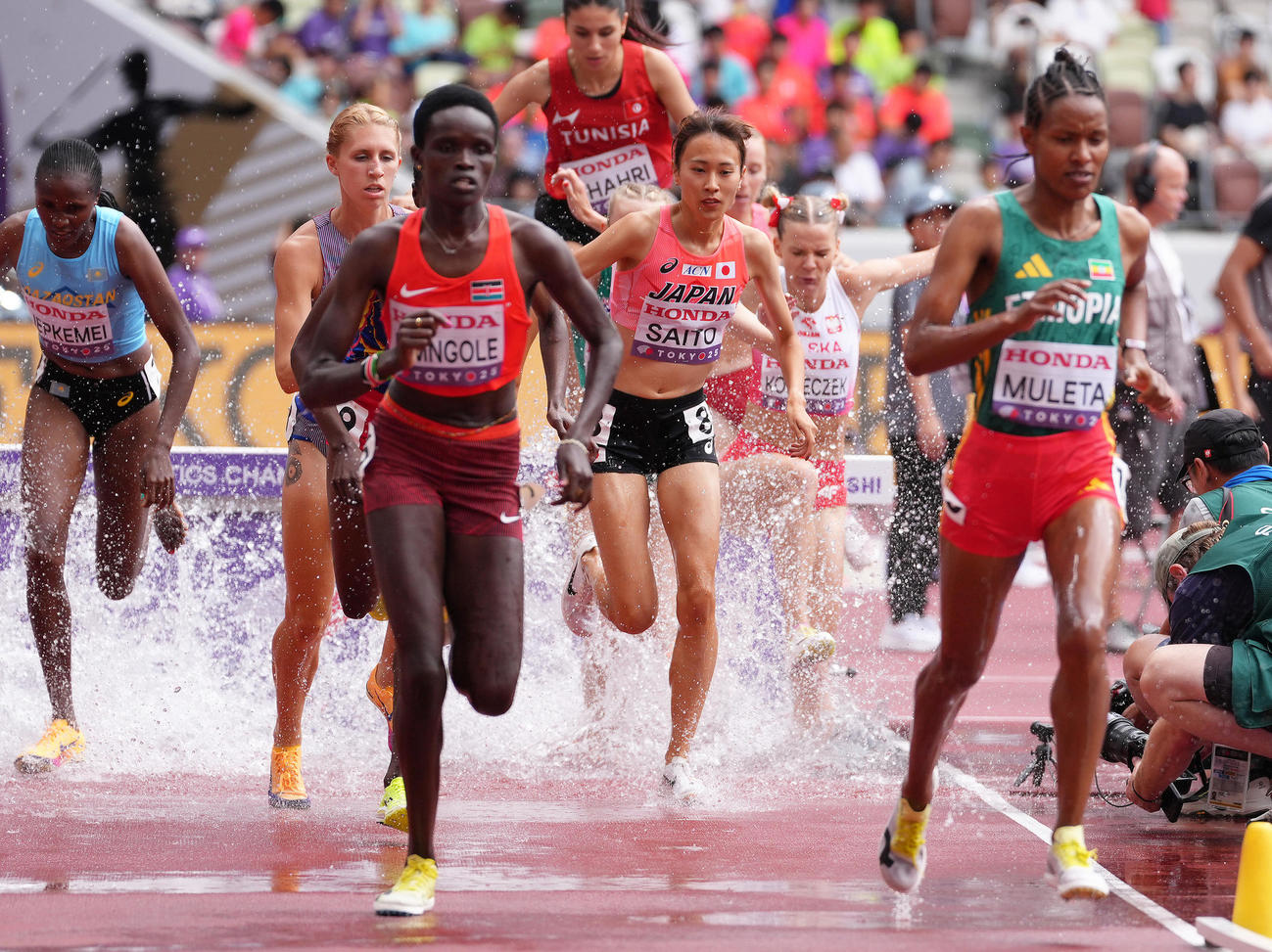 女子3000メートル障害で日本新記録を樹立した斎藤みう（中央右）（撮影・足立雅史）