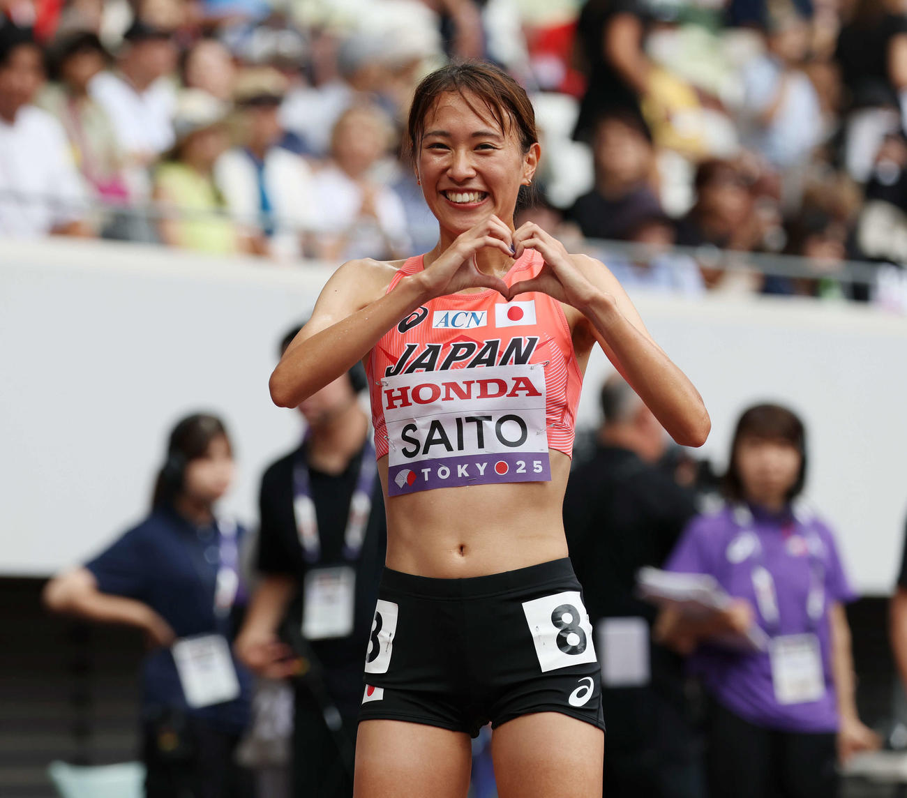 女子3000メートル障害予選　日本新を記録し笑顔でハートを作る斎藤（撮影・宮地輝）