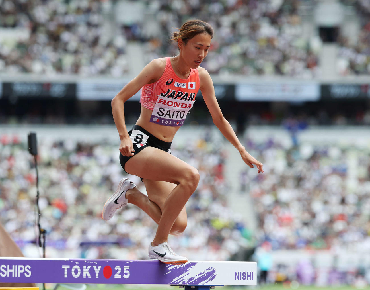 女子3000メートル障害予選　障害を越える斎藤（撮影・宮地輝）