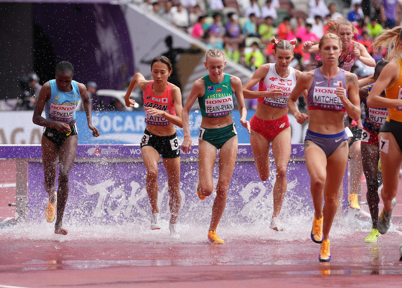 女子3000メートル障害で日本新記録を樹立した斎藤（左から2人目）（撮影・足立雅史）