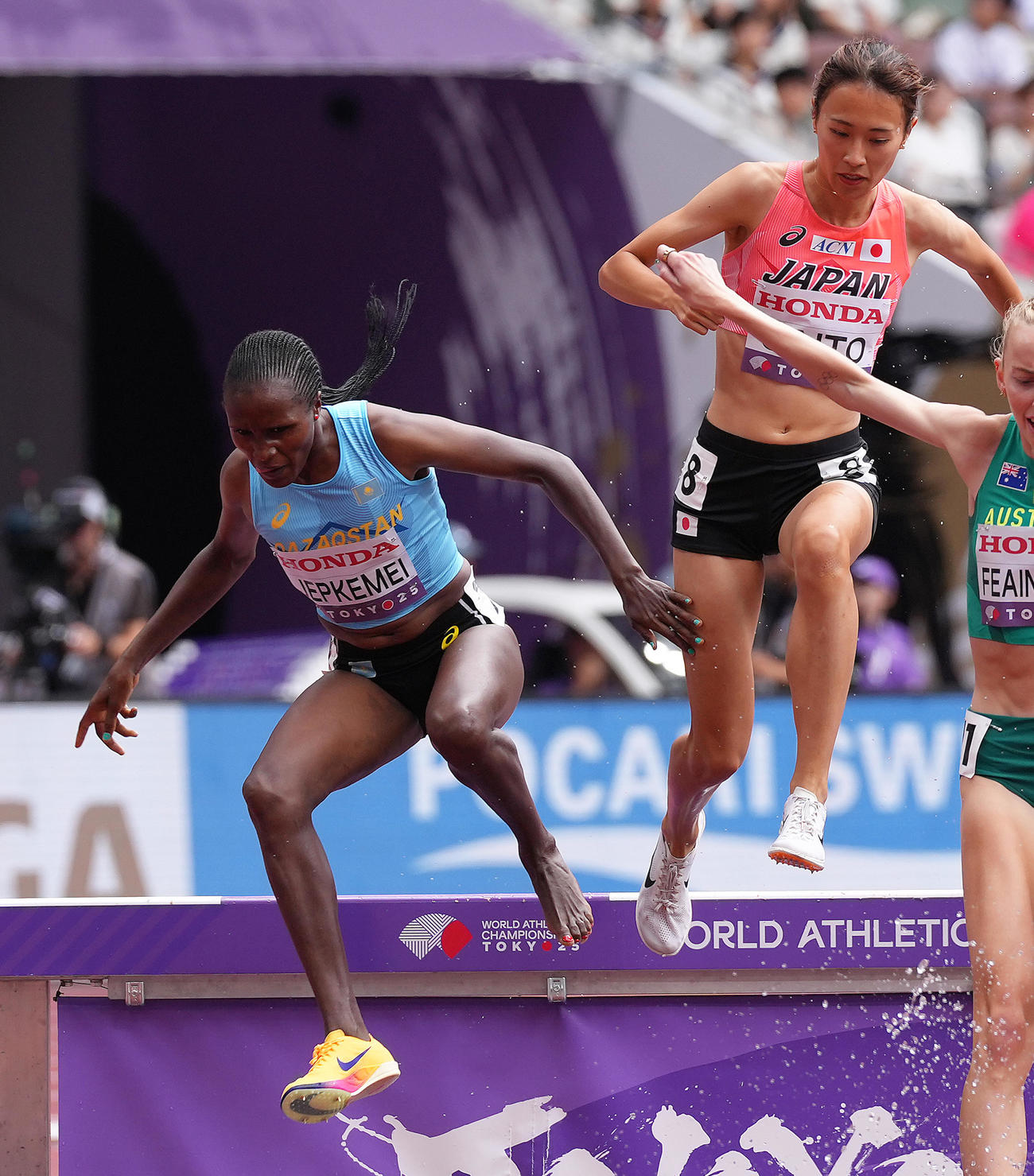 女子3000メートル障害で日本新記録を樹立した斎藤（右）とレース中、左足の靴が脱げ裸足のまま、予選3組9位で完走したカザフスタンのジェプケメイ（撮影・足立雅史）