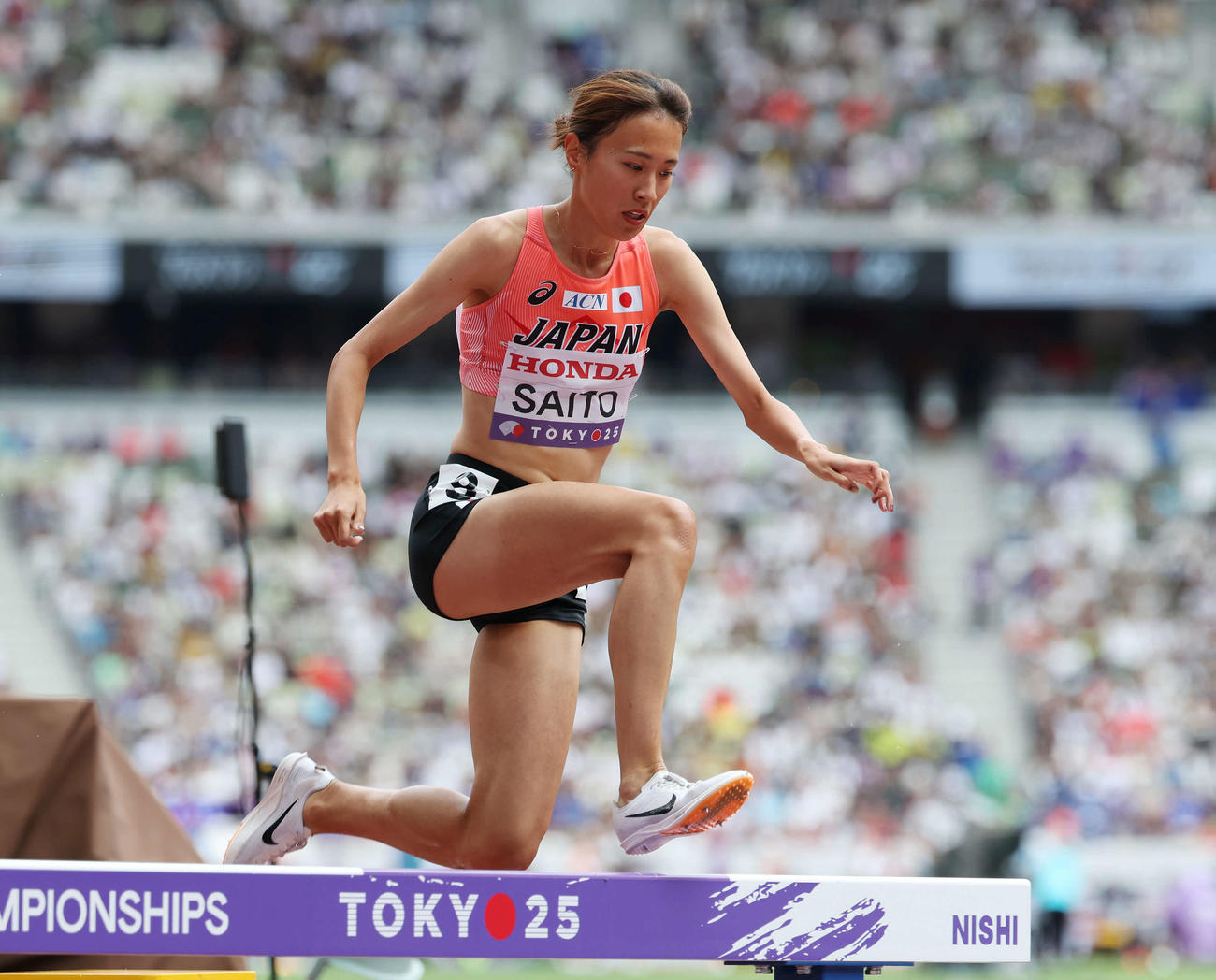 女子3000メートル障害予選　障害を越える斎藤（撮影・宮地輝）
