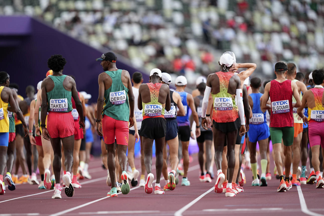 陸上世界選手権の男子マラソンでフライングが起き、スタートラインに戻る選手たち＝東京・国立競技場（AP）