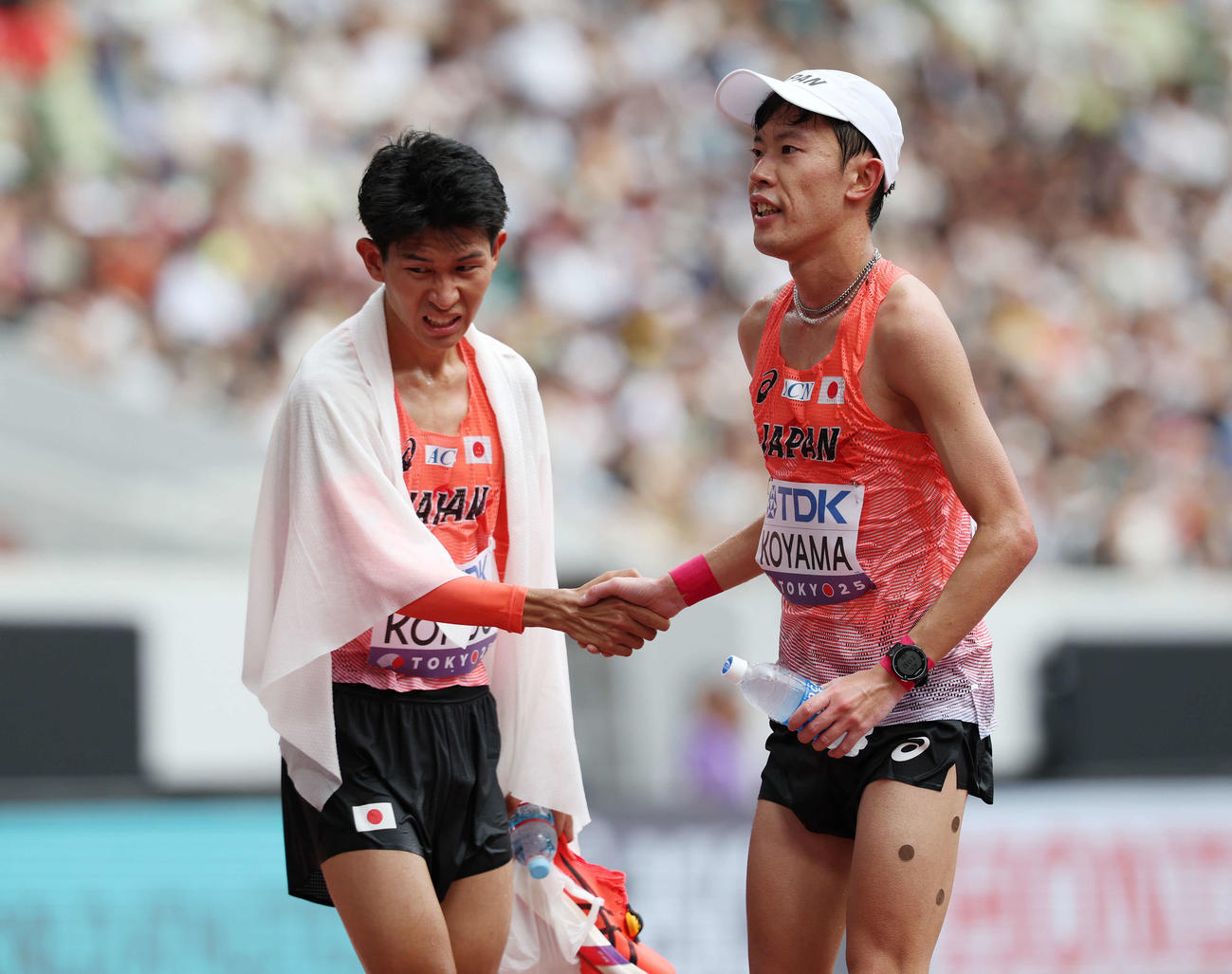 男子マラソン　ゴールし握手する近藤（左）と小山（撮影・宮地輝）