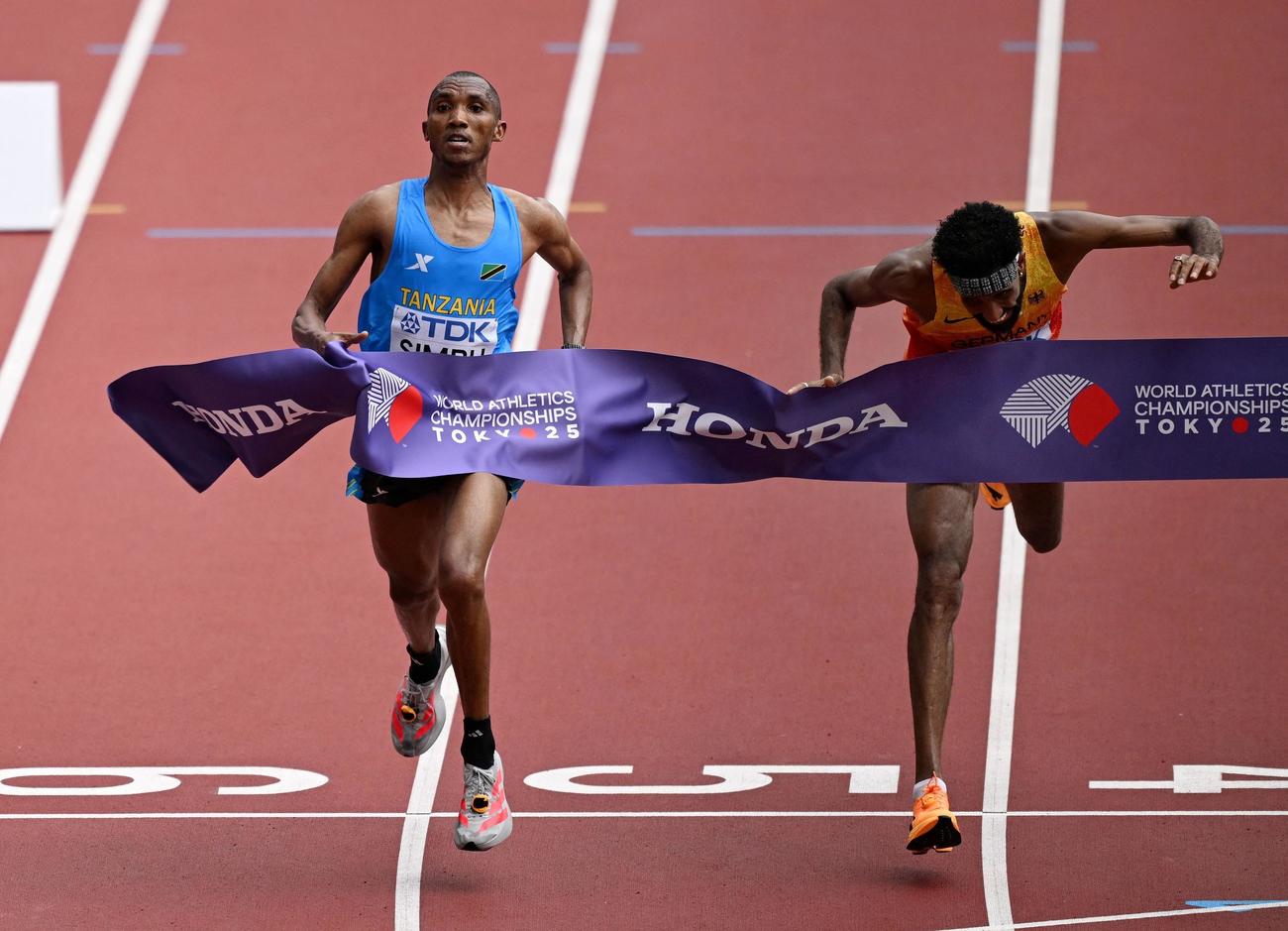 42.195キロを走り、同時にゴールするタンザニアのアルフォンス・シンブ（左＝1位）とドイツのアマナル・ペトロス（2位）（ロイター）