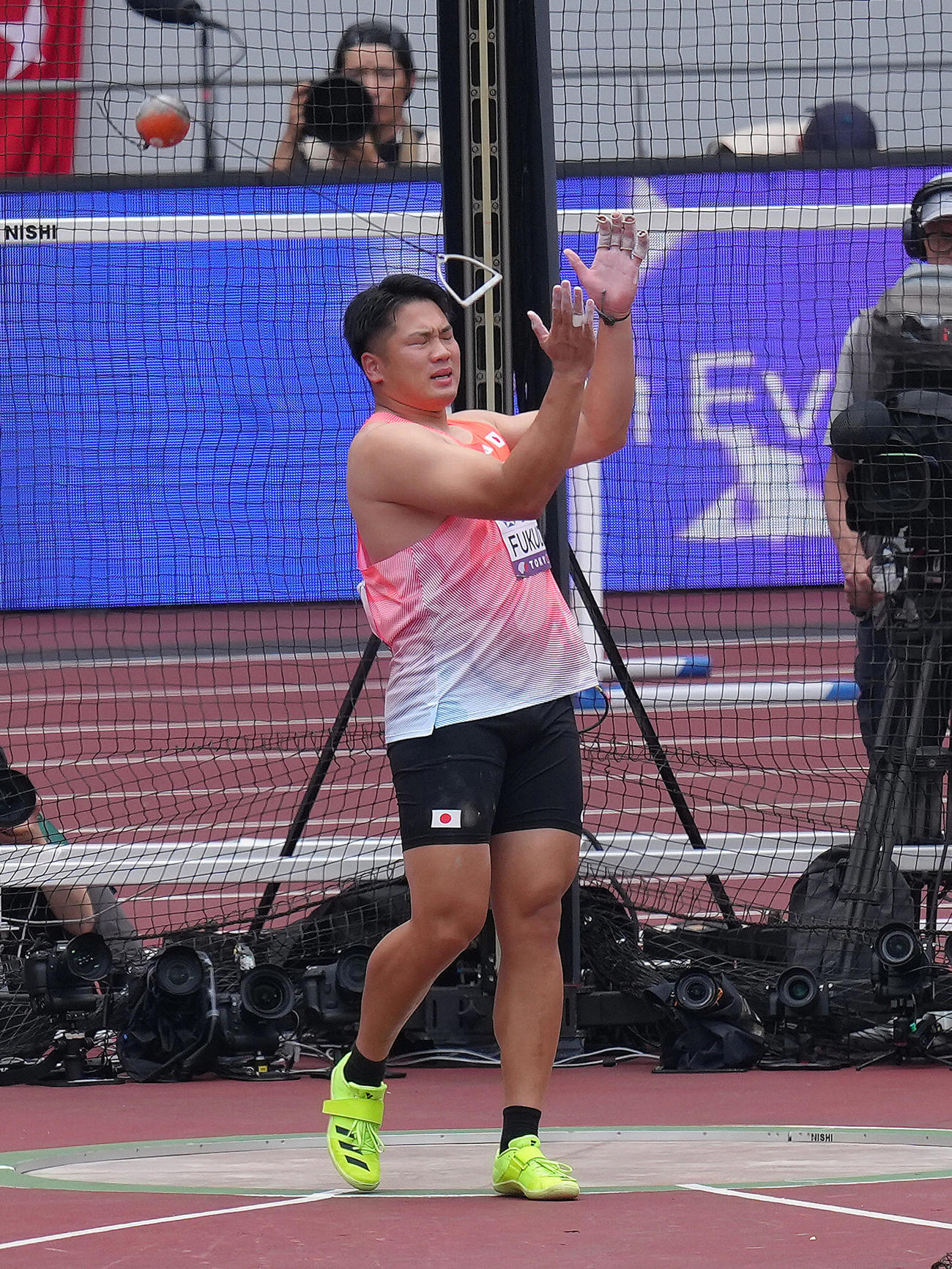 男子ハンマー投げで3回目の投てきで失敗し予選敗退となった福田（撮影・足立雅史）