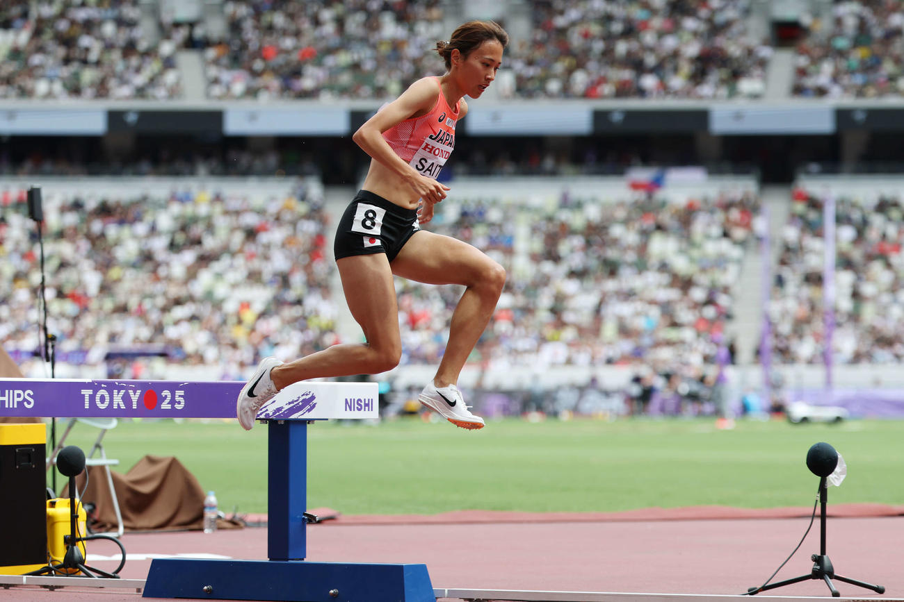 女子3000メートル障害予選　障害を越える斎藤（撮影・宮地輝）