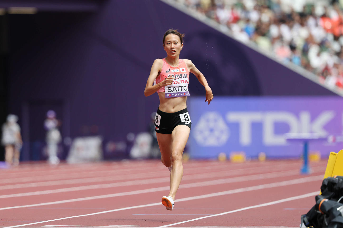女子3000メートル障害予選　日本新でゴールする斎藤（撮影・宮地輝）