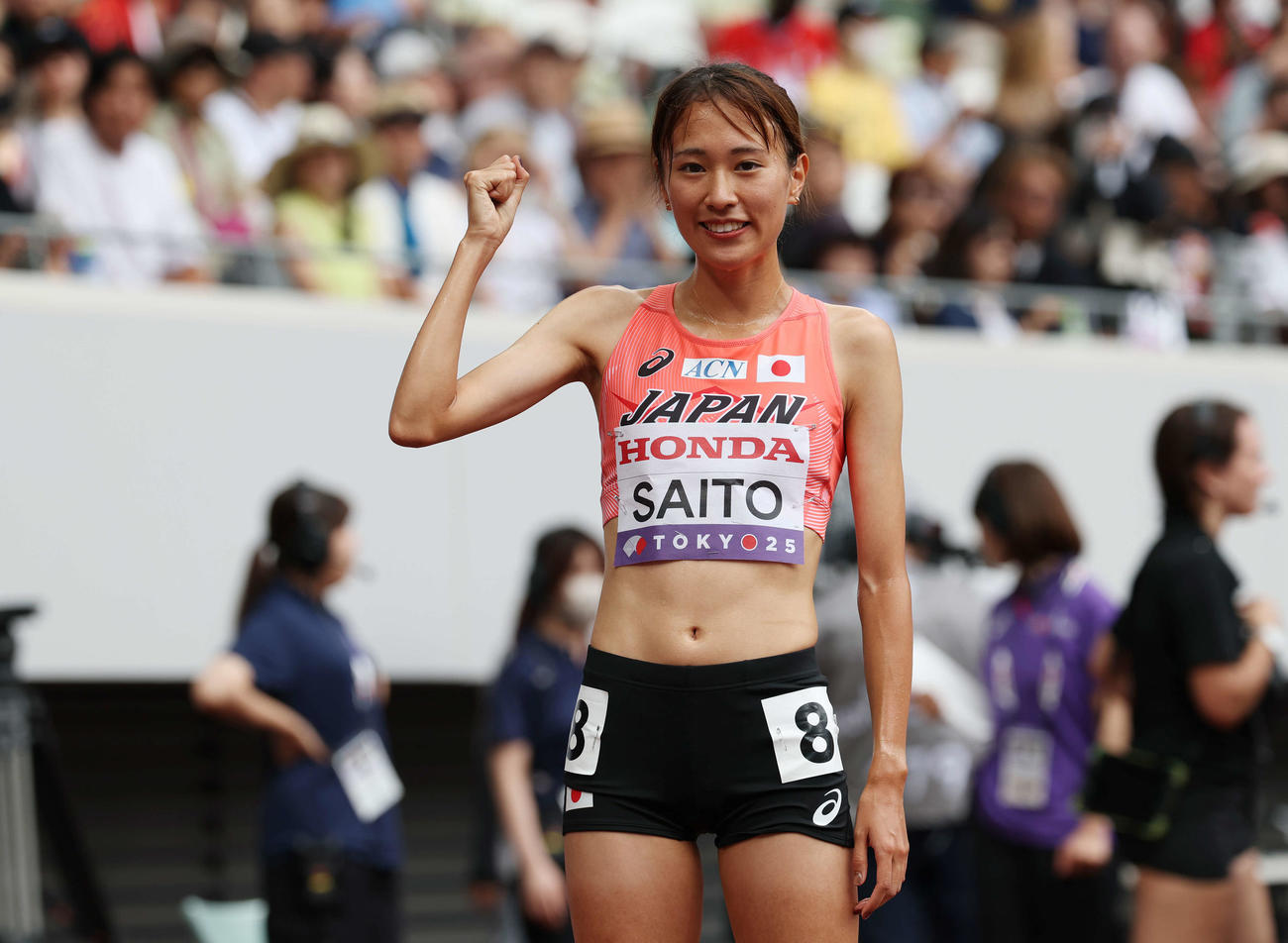 女子3000メートル障害予選　日本新を記録し笑顔でガッツポーズする斎藤（撮影・宮地輝）