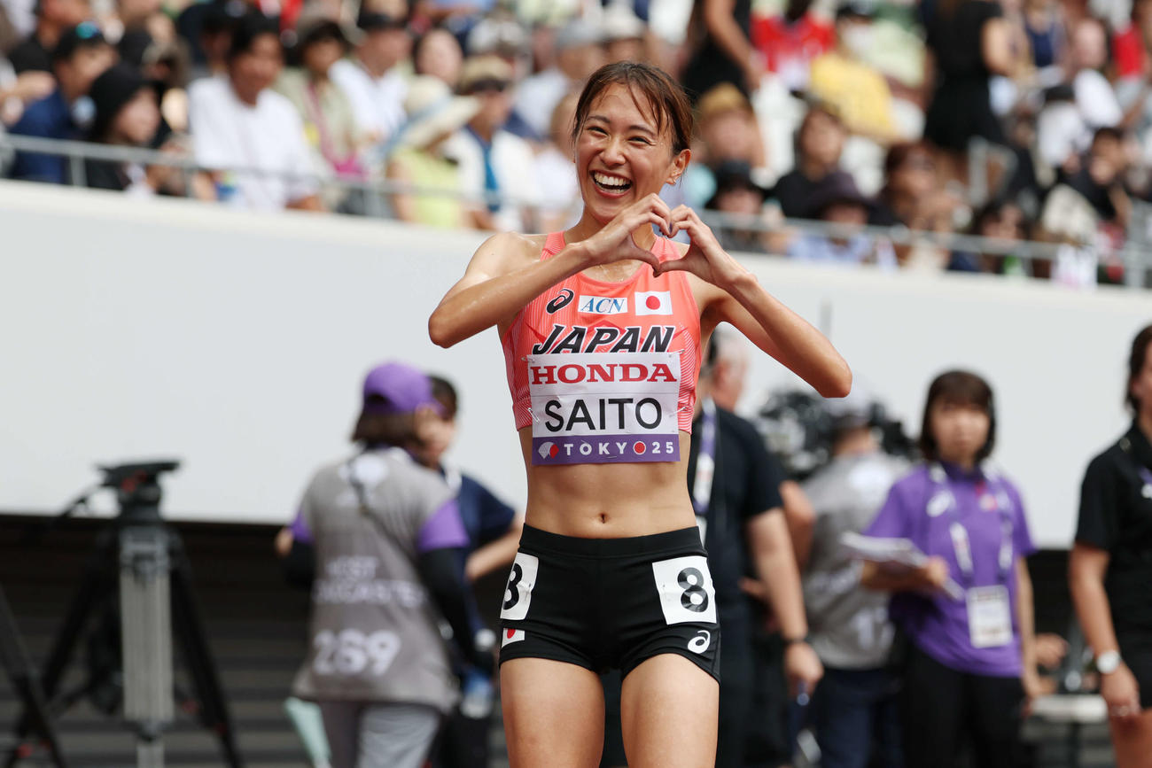 女子3000メートル障害予選　日本新を記録し笑顔でハートを作る斎藤（撮影・宮地輝）