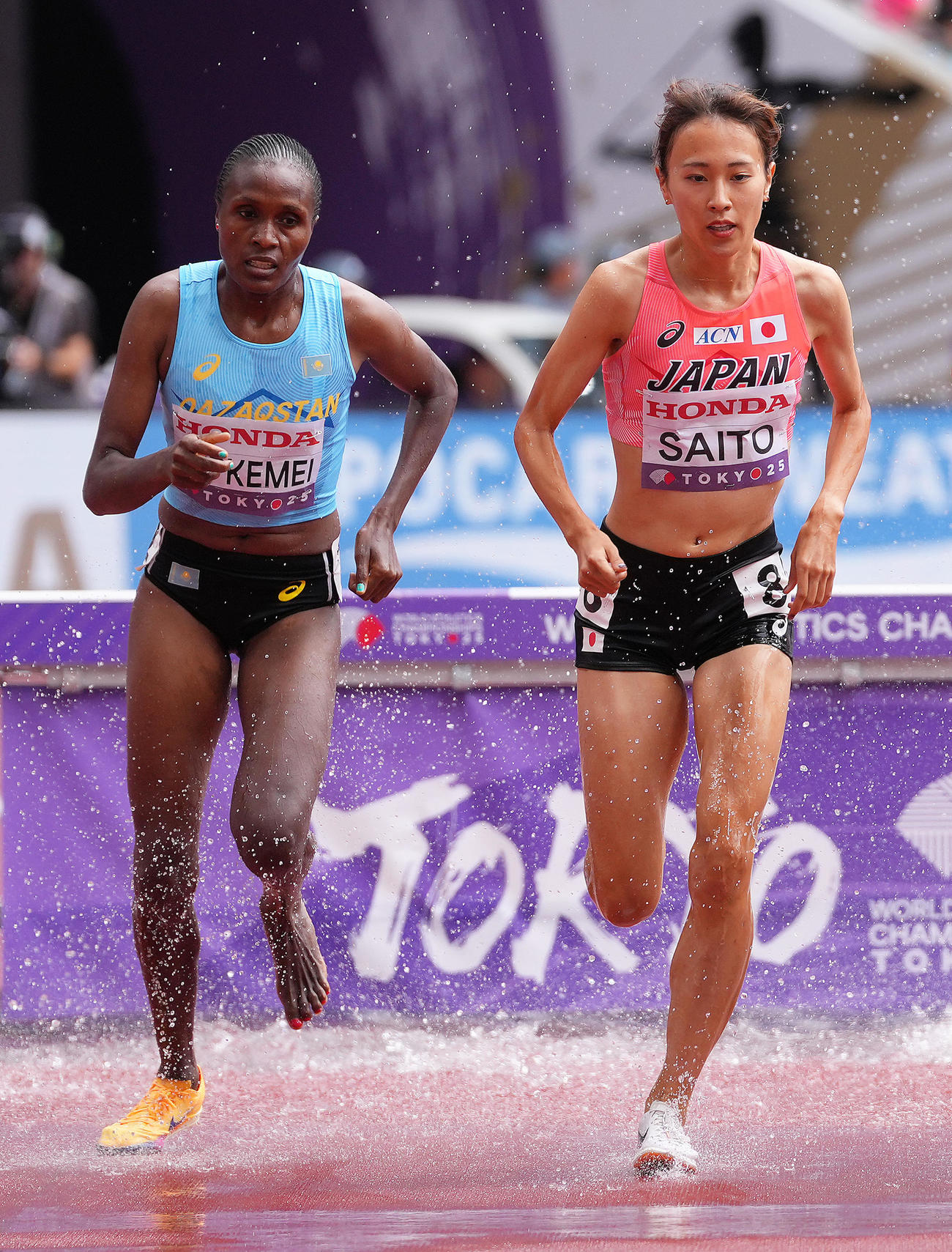 女子3000メートル障害で日本新記録を樹立した斎藤（右）とレース中、左足の靴が脱げ裸足のまま、予選3組9位で完走したカザフスタンのジェプケメイ（撮影・足立雅史）