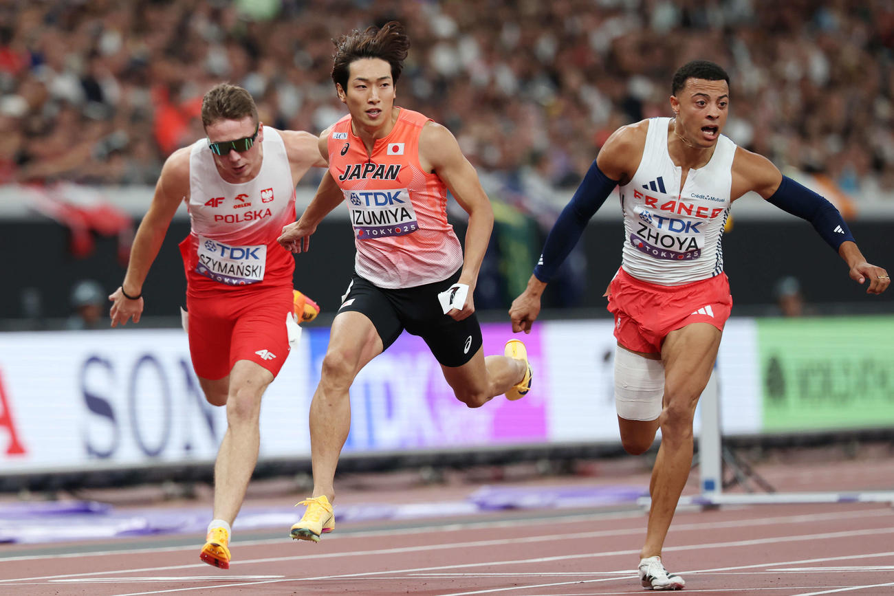 男子110メートル障害予選　ゴールする泉谷（中央）（撮影・宮地輝）