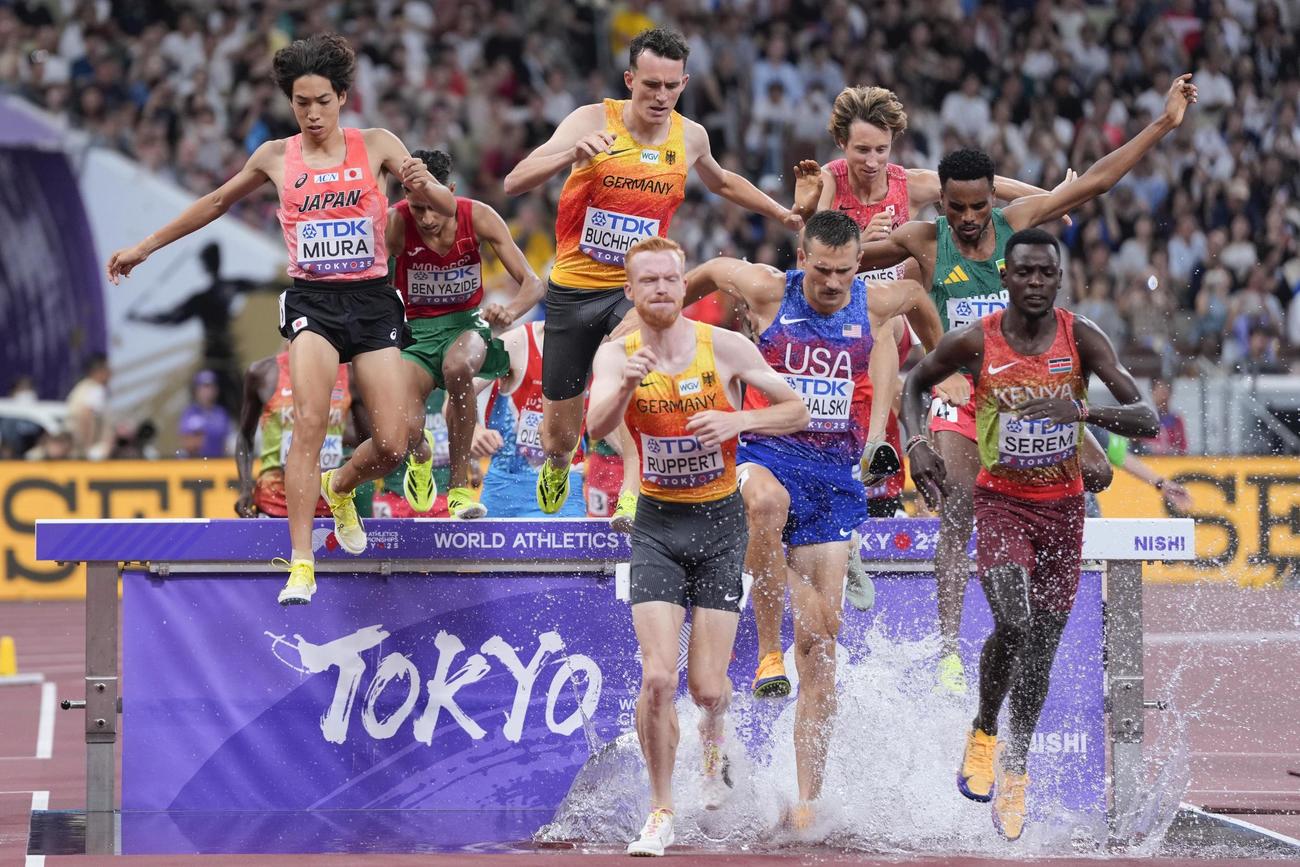 男子3000メートル障害決勝　水濠を越える三浦龍司（左端）（共同）