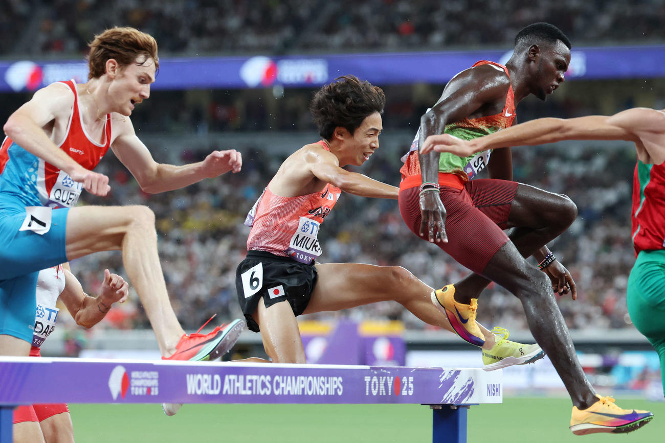 男子3000メートル障害決勝　障害を越える三浦（撮影・宮地輝）