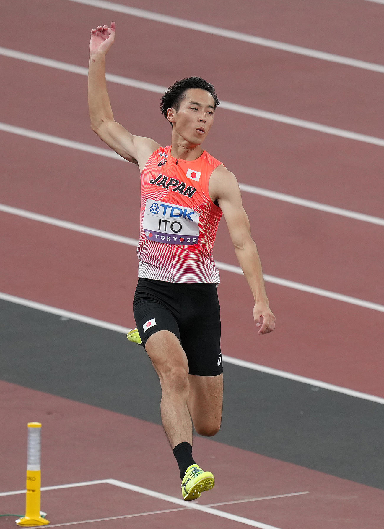 男子走り幅跳び予選　1回目の跳躍に臨む伊藤（撮影・足立雅史）