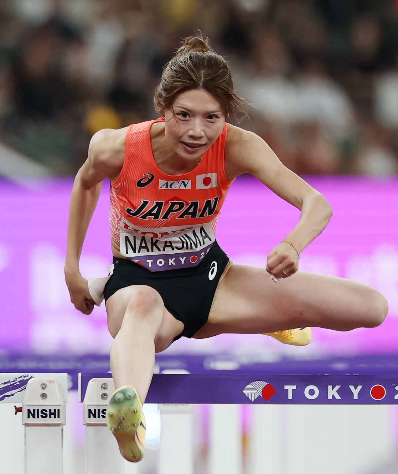 女子100メートル障害準決勝　障害を越える中島（撮影・宮地輝）