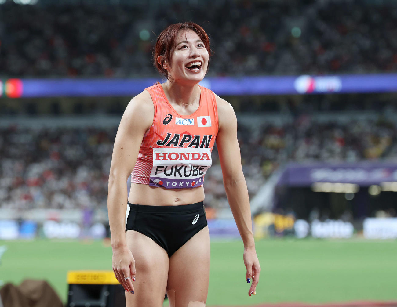 女子100メートル障害準決勝　レース後、晴れやかな表情であいさつする福部（撮影・宮地輝）