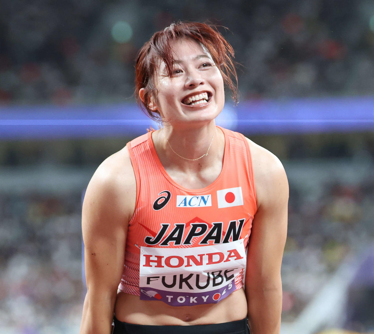 女子100メートル障害準決勝　レース後、晴れやかな表情であいさつする福部（撮影・宮地輝）