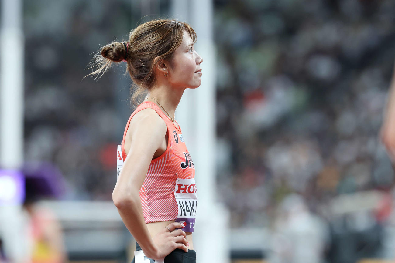 女子100メートル障害準決勝　レース後、電光掲示板を見つめる中島（撮影・宮地輝）