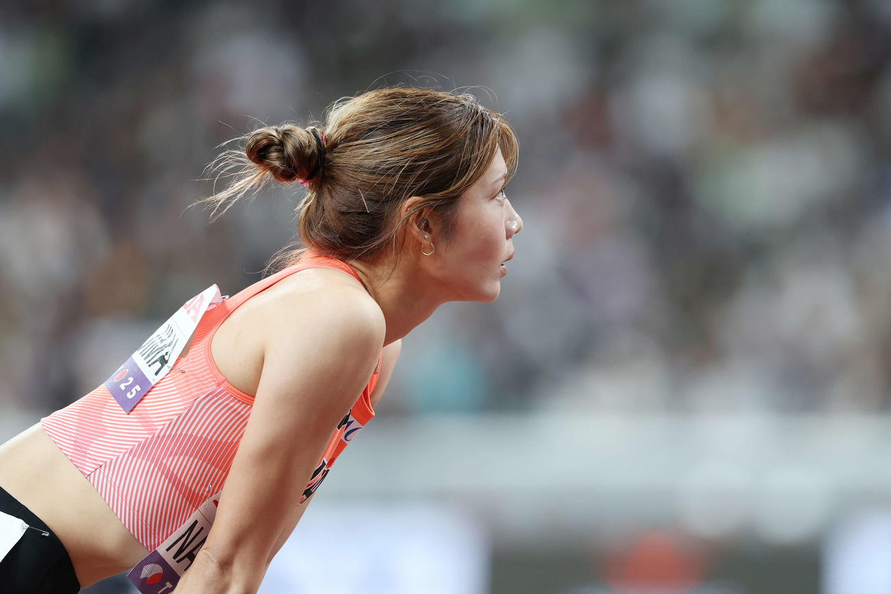 女子100メートル障害準決勝　レース後、電光掲示板を見つめる中島（撮影・宮地輝）