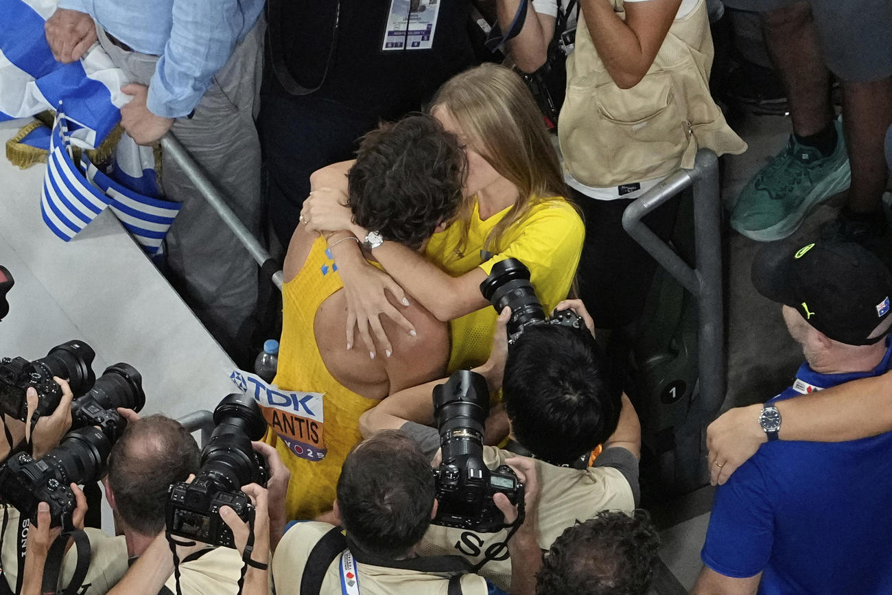 妻でモデルのデシレ・イングランデルと抱き合い、キスで喜びを分かち合ったアルマント・デュプランティス（AP）