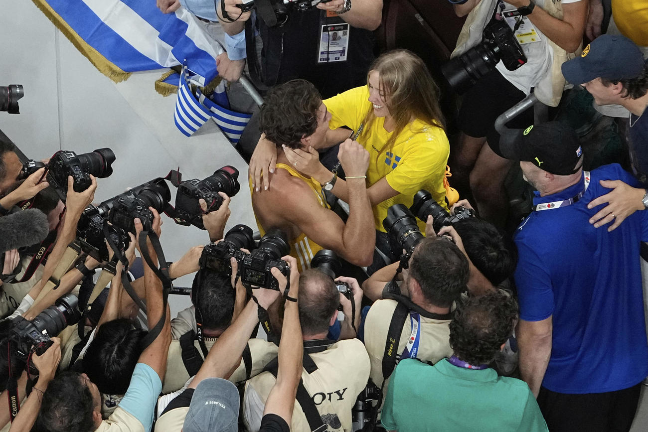 妻でモデルのデシレ・イングランデルと抱き合い、キスで喜びを分かち合ったアルマント・デュプランティス（AP）