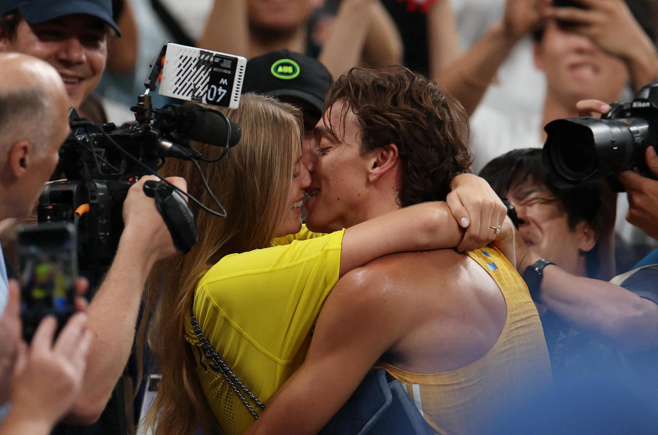 妻でモデルのデシレ・イングランデルと抱き合い、キスで喜びを分かち合ったアルマント・デュプランティス（ロイター）