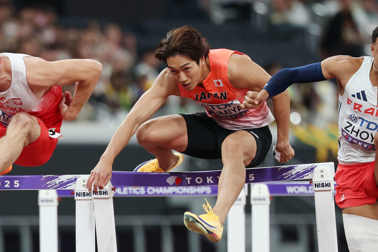 男子110メートル障害予選　障害を越える泉谷（撮影・宮地輝）