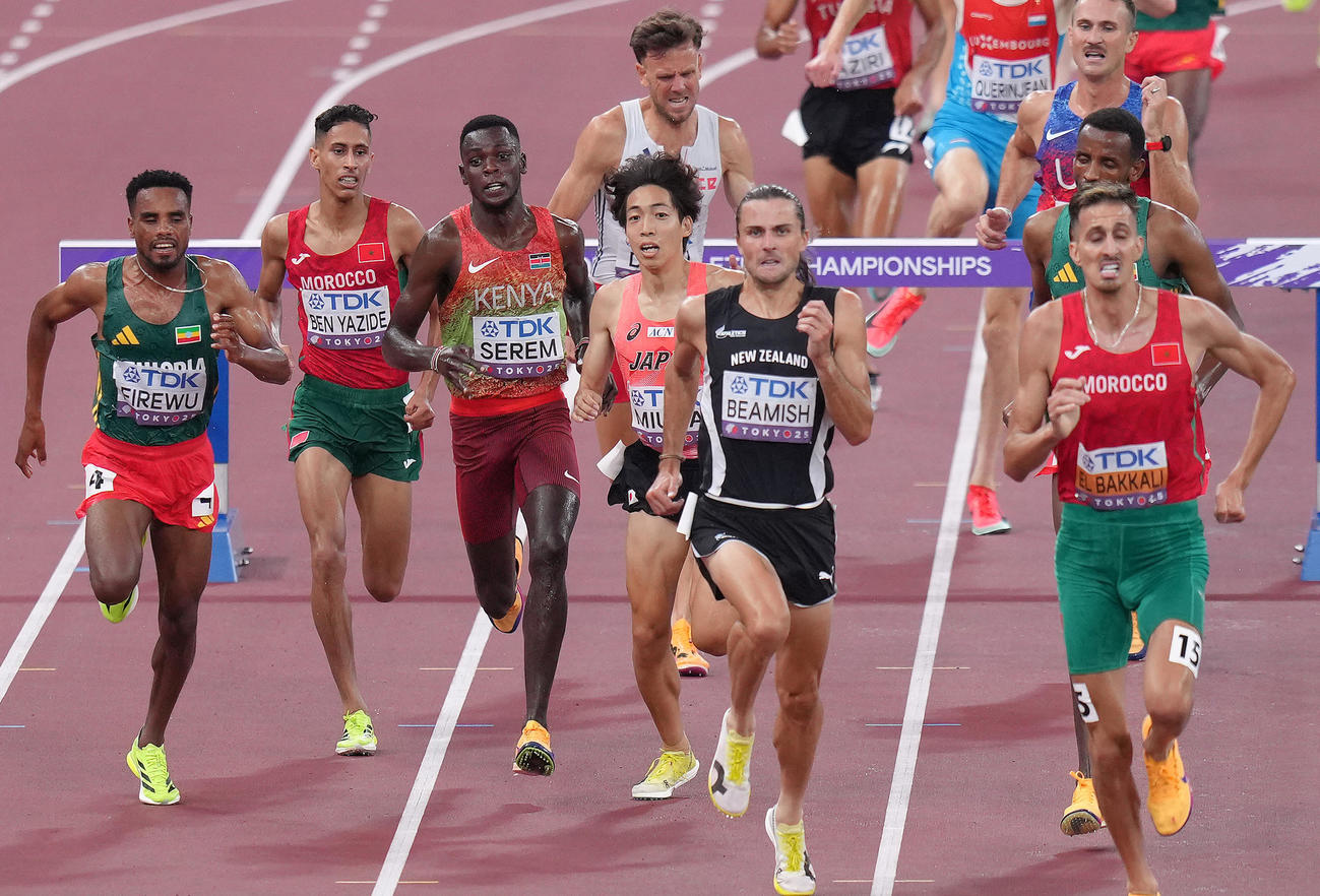東京2025陸上世界選手権（世界陸上）　男子3000メートル障害　採取障害を越えた三浦龍司（左から4人目）はケニアのセレム（同3人目）の手が接触したような形になりバランスを崩す（2025年9月15日）