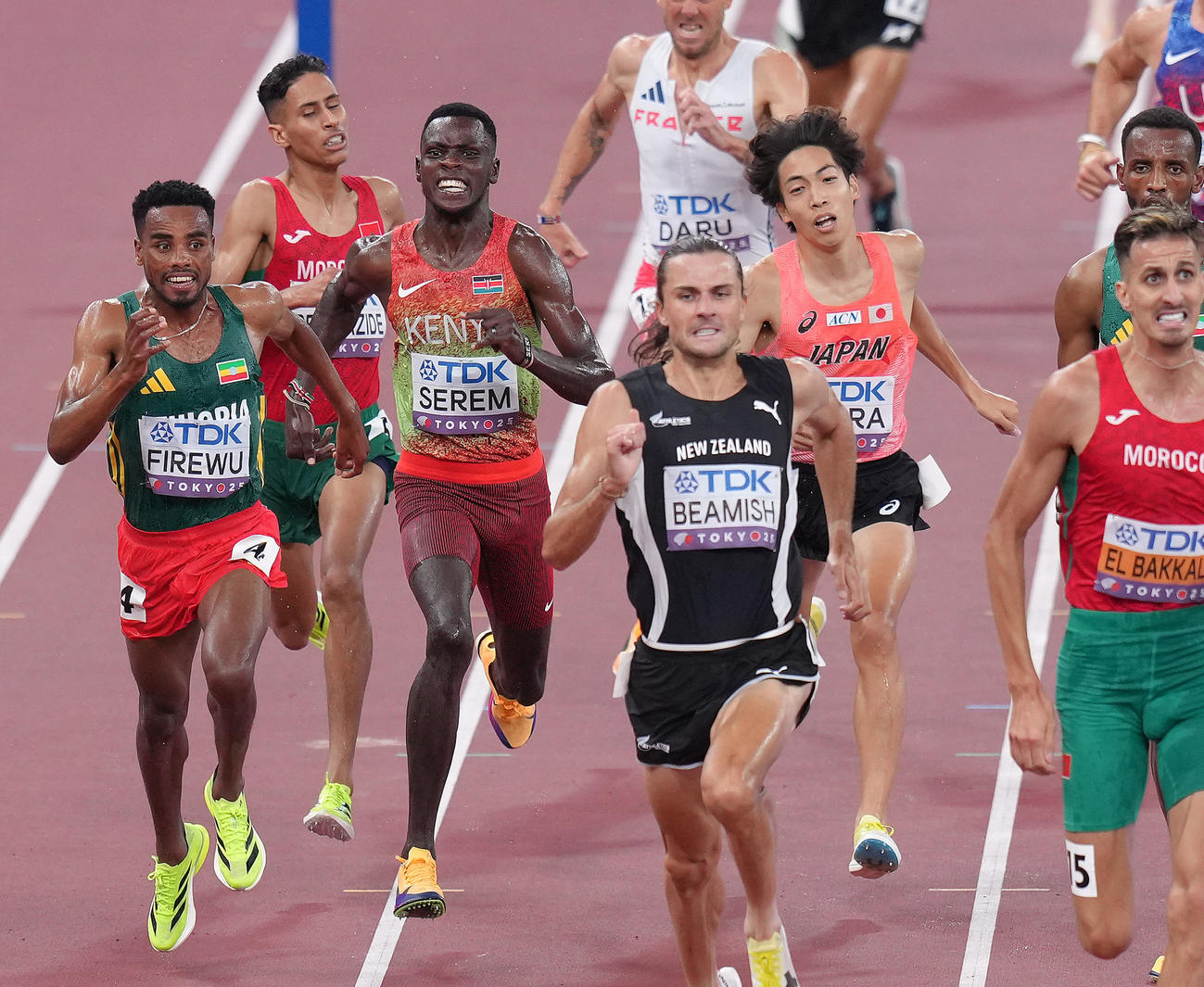東京2025陸上世界選手権（世界陸上）　男子3000メートル障害　採取障害を越えた三浦龍司（中央右）はケニアのセレム（同左）の手が接触したような形になりバランスを崩す（2025年9月15日）