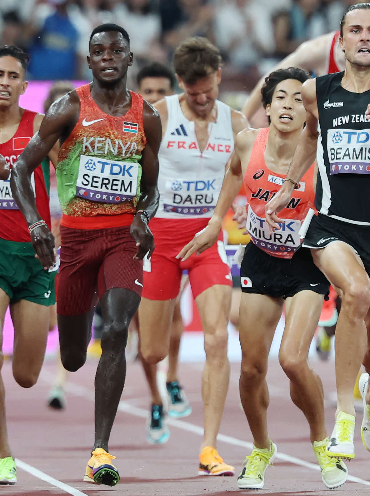 男子3000メートル障害決勝　ケニアのセレム（左）に右手を引っ張られた三浦（撮影・宮地輝）