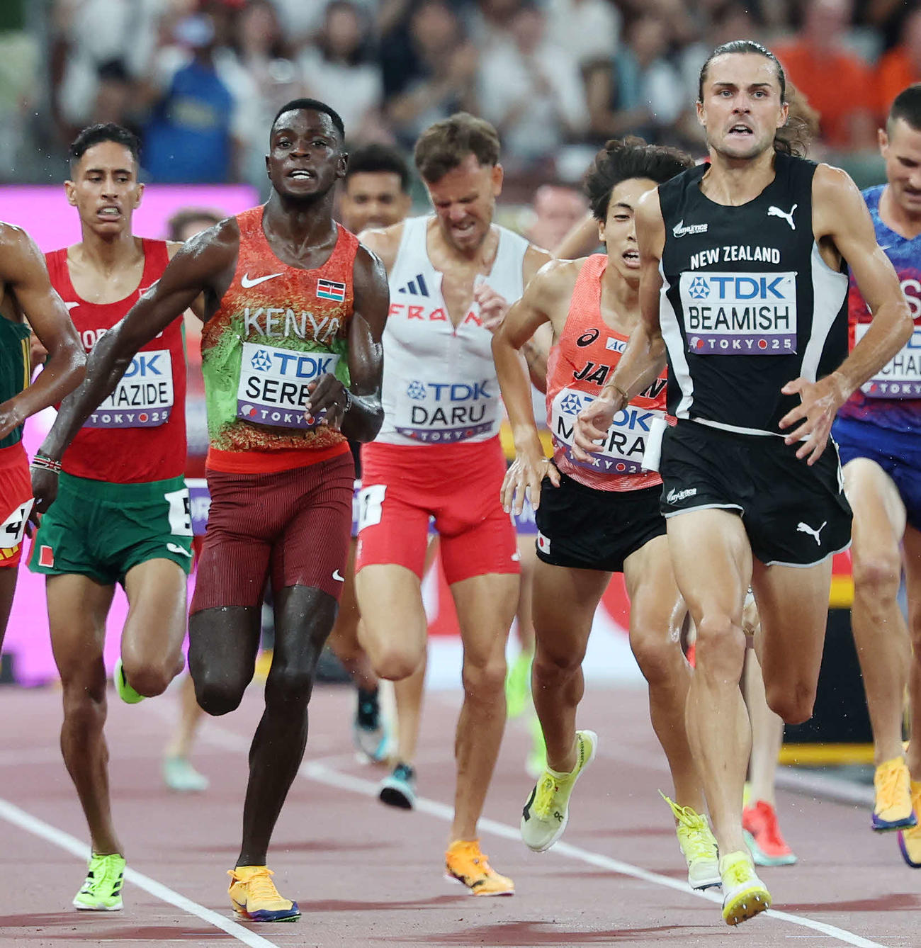 男子3000メートル障害決勝　ケニアのセレム（左）に右手を引っ張られた三浦（撮影・宮地輝）