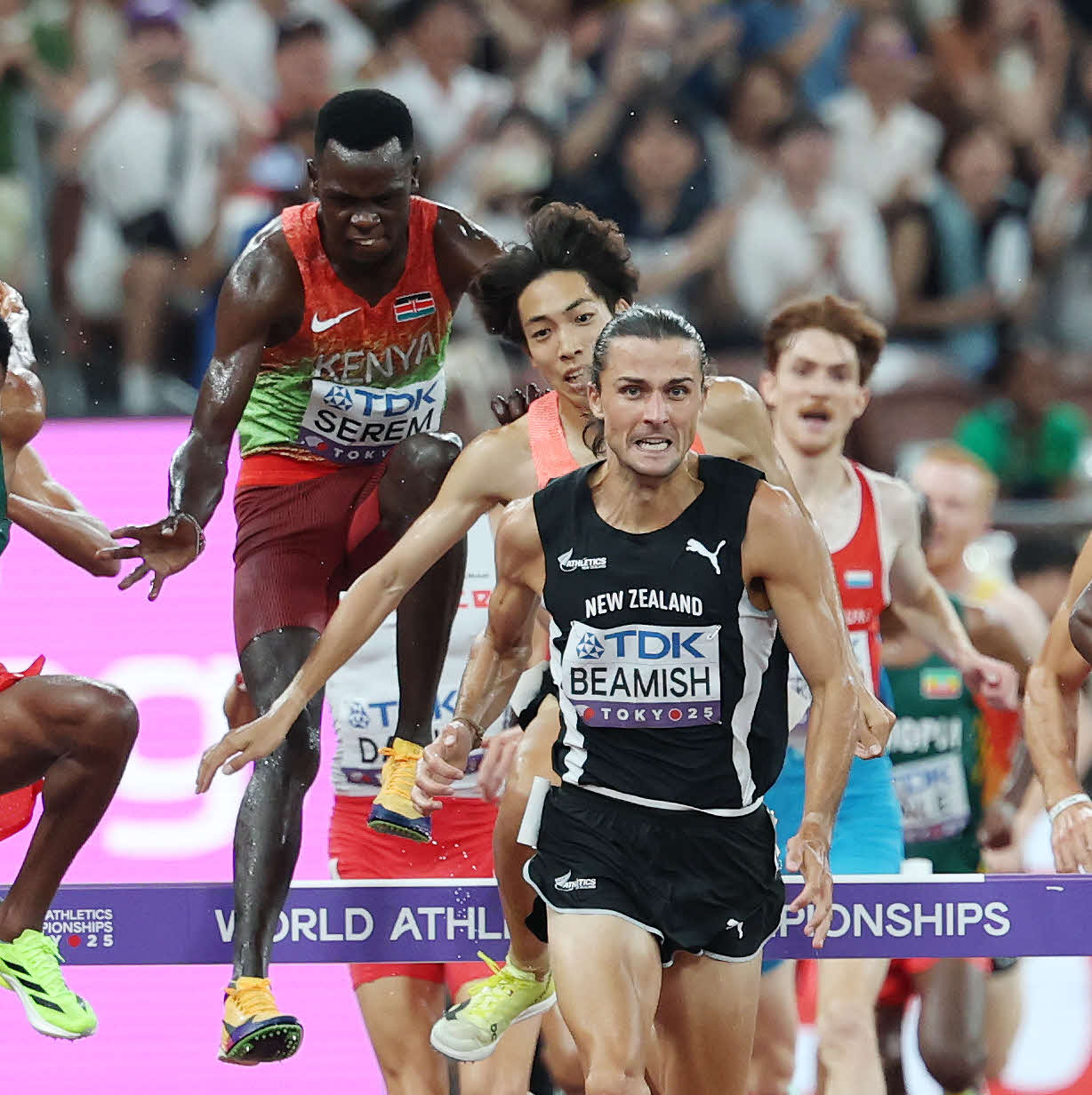 男子3000メートル障害決勝　ケニアのセレム（左）に押される三浦（撮影・宮地輝）