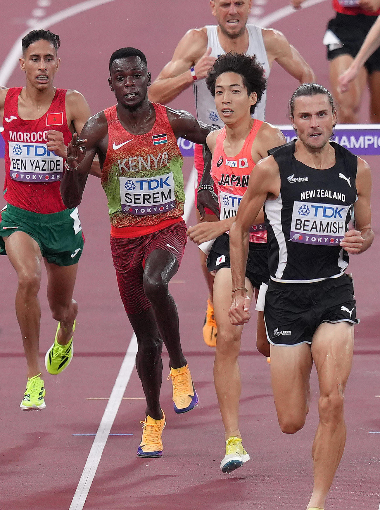 東京2025陸上世界選手権（世界陸上）　男子3000メートル障害　採取障害を越えた三浦龍司（中央右）はケニアのセレムに手が接触したような形になりバランスを崩す（2025年9月15日）