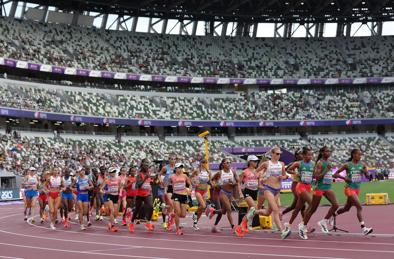女子マラソン　国立競技場を一斉にスタートした選手たち。中央左は佐藤、中央は小林、同右は安藤（2025年9月14日撮影）