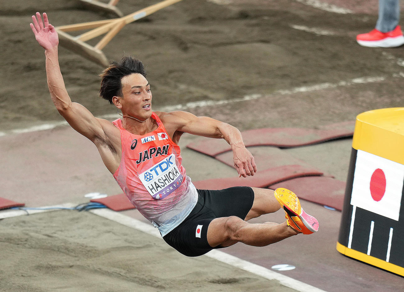 男子走り幅跳び予選　1回目の跳躍に臨む橋岡（撮影・足立雅史）
