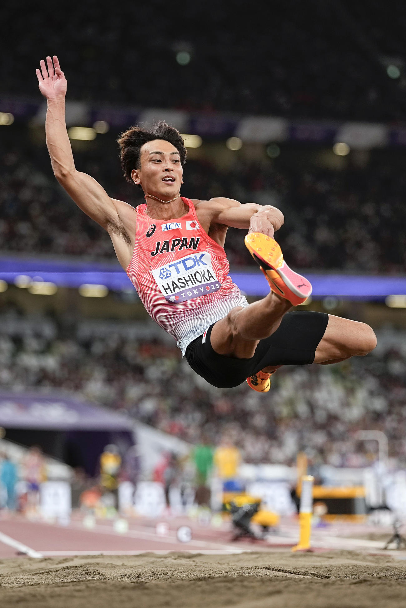 男子走り幅跳び予選　跳躍する橋岡優輝＝国立競技場（共同）