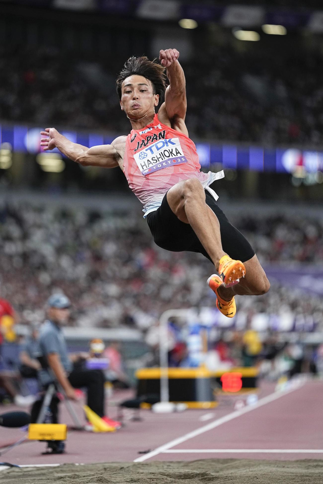 男子走り幅跳び予選　跳躍する橋岡優輝＝国立競技場（共同）