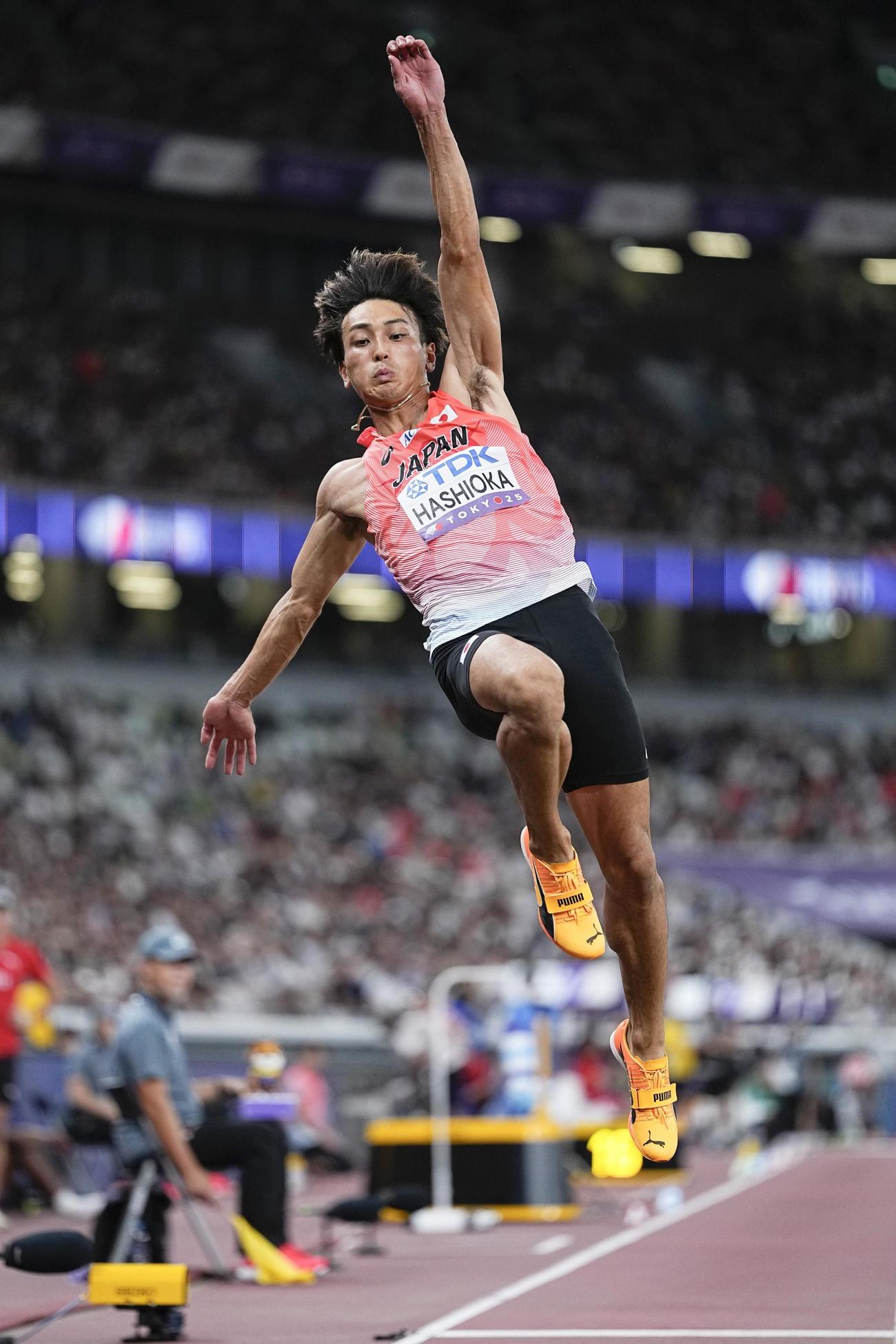 男子走り幅跳び予選　跳躍する橋岡優輝＝国立競技場（共同）