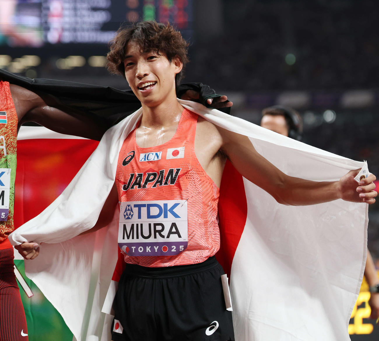 男子3000メートル障害決勝　8位入賞を果たし笑顔の三浦（撮影・宮地輝）