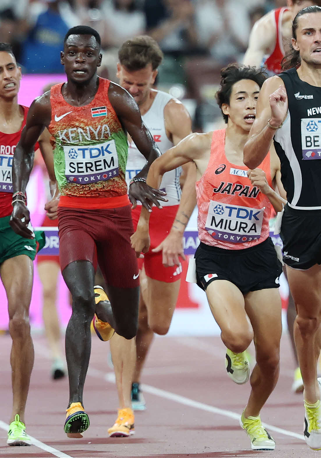 男子3000メートル障害決勝　ケニアのセレム（左）に右手を引っ張られる三浦（撮影・宮地輝）