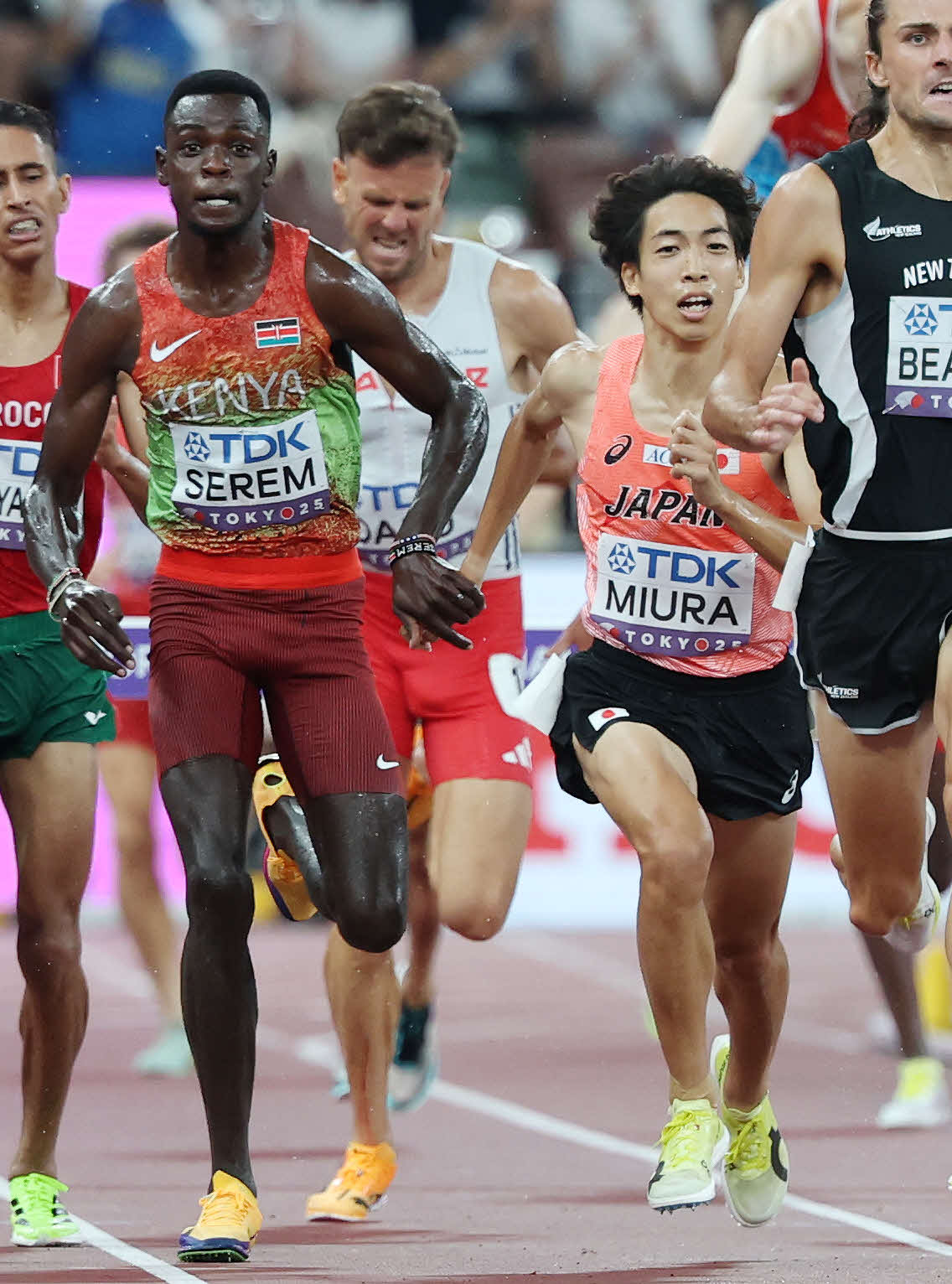 男子3000メートル障害決勝　ケニアのセレム（左）に右手を引っ張られる三浦（撮影・宮地輝）