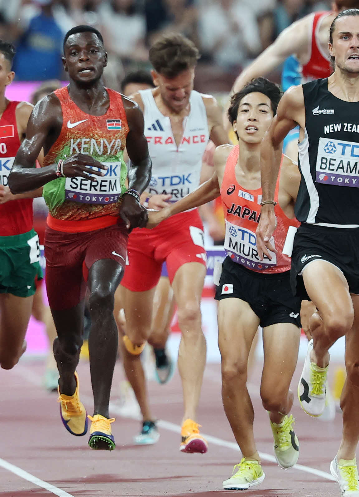 男子3000メートル障害決勝　ケニアのセレム（左）に右手を引っ張られる三浦（撮影・宮地輝）