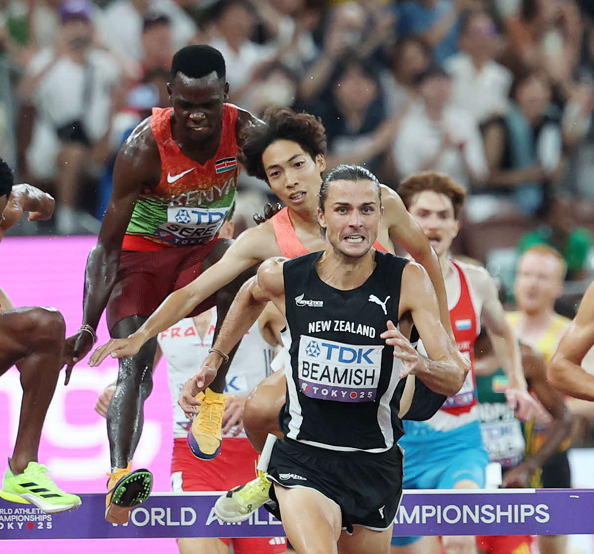 男子3000メートル障害決勝　ケニアのセレム（左）に押される三浦（撮影・宮地輝）
