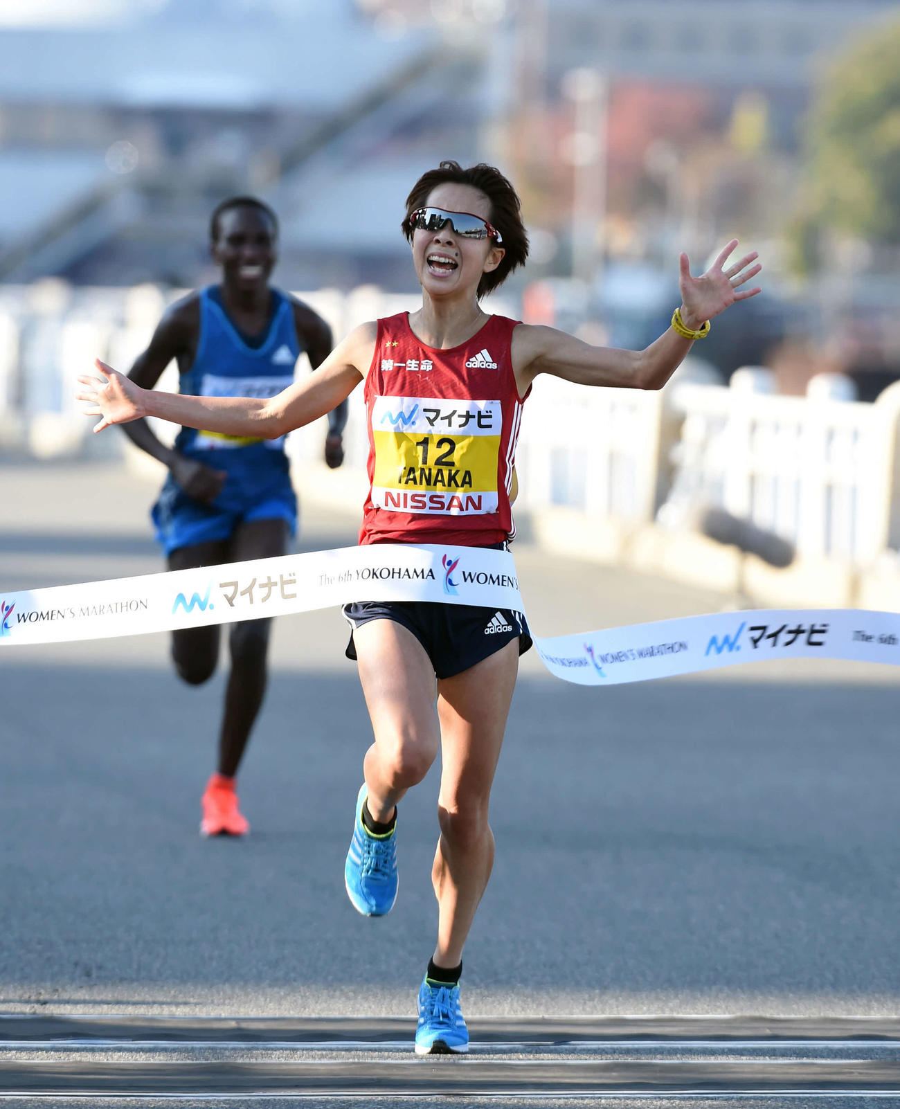 横浜国際女子マラソン、優勝のゴールテープを切る田中智美（2014年11月撮影）